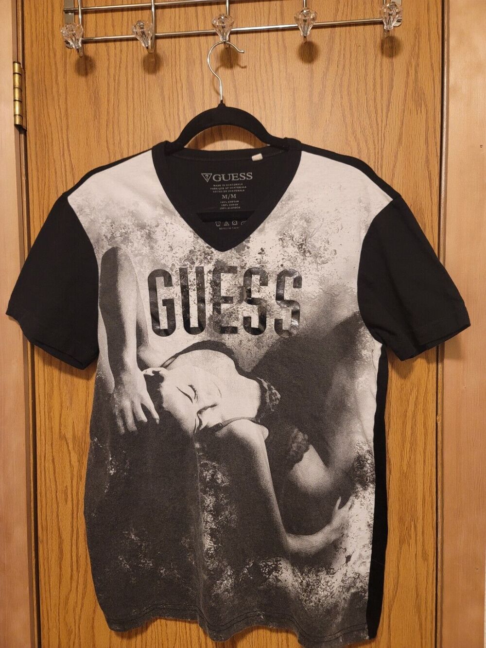 GUESS Adult T Shirt Black and White,Size M